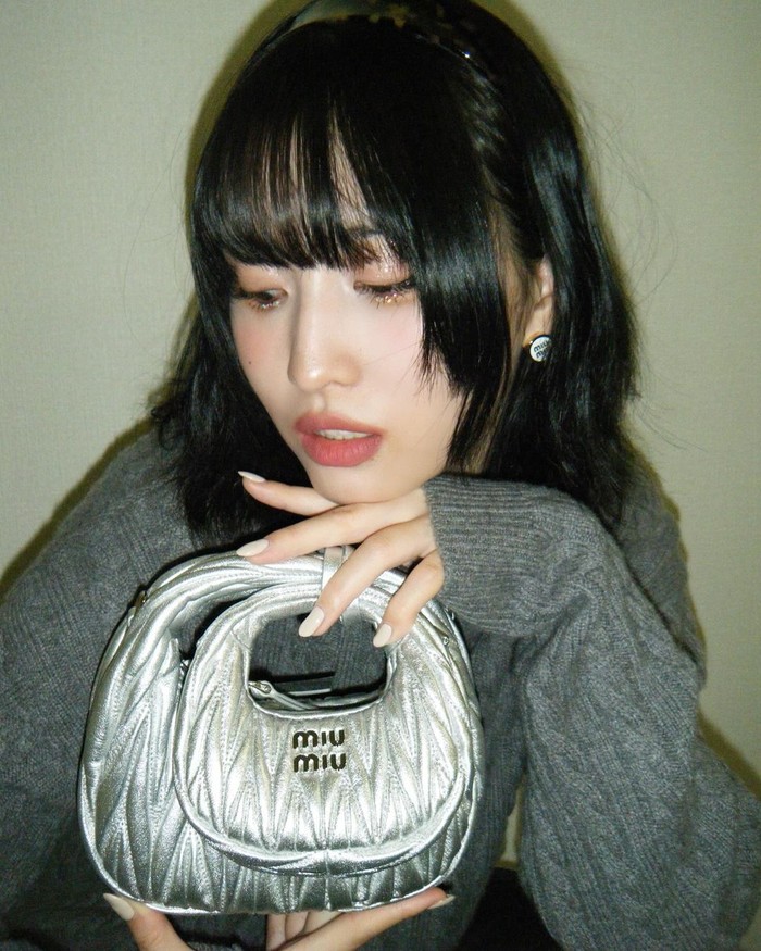 Gaya rambut poni yang membingkai wajah atau hime cut kini menjadi tren di kalangan idol KPop. Momo memperlihatkan gaya rambut ini dengan stylish dengan menambahkan bando di potongan rambut layernya./ Foto: Instagram/momo