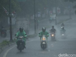 Tips Aman Berkendara Motor Saat Hujan, Hati-hati di Jalan Rek!
