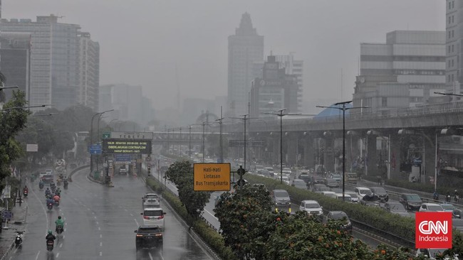 Badan Meteorologi, Klimatologi dan Geofisika (BMKG) memprakirakan cuaca pada Sabtu di DKI Jakarta akan hujan pada siang hari.