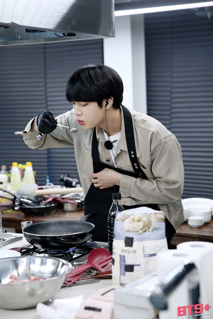 Deretan Idol K-Pop Pria yang Jago Masak, Siapa Saja?