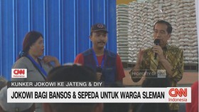 VIDEO: Jokowi Bagi Bansos & Sepeda Pada Warga Sleman