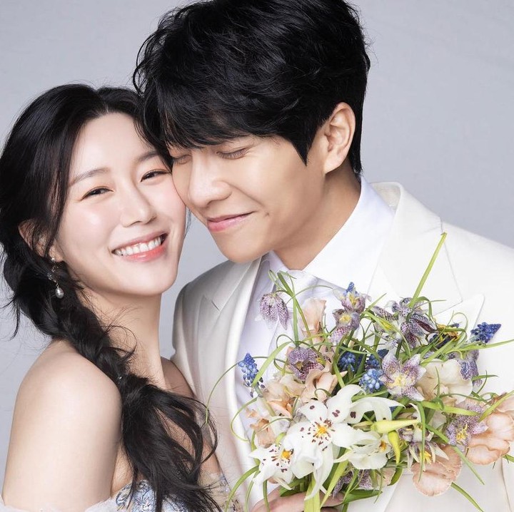 <p>Potret-potret pernikahan mereka juga disebar oleh agensi sehari setelahnya. Dalam unggahan tersebut, Seung Gi dan Da In tampak sangat serasi. "Pada tanggal 7 April, aktor Lee Seung Gi dan Lee Da In mengadakan pernikahan mereka di tengah ucapan selamat dari banyak orang. Sekali lagi, kami berterima kasih kepada banyak orang yang telah memberikan ucapan selamat kepada mereka," tulis agensi melalui kolom <em>caption.</em> (Foto: Instagram @9ato_ent)<br /><br /><br /></p>