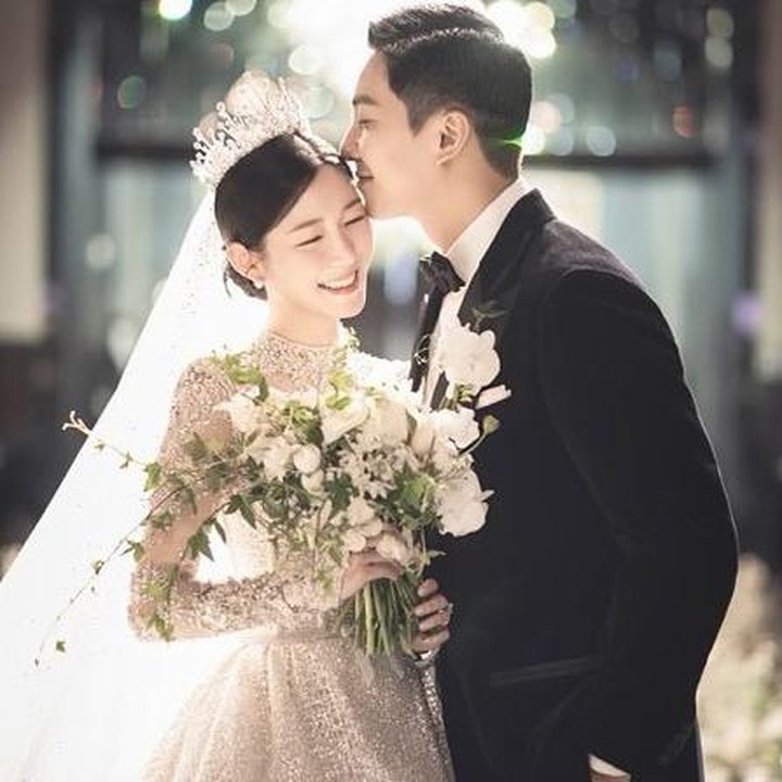 <p>Lee Da In dan Lee Seung Gi adalah salah satu pasangan selebriti dari Korea Selatan, Bunda. Keduanya merupakan aktor dan aktris yang membintangi beragam judul drama terkenal. (Foto: Instagram @9ato_ent)<br /><br /><br /></p>