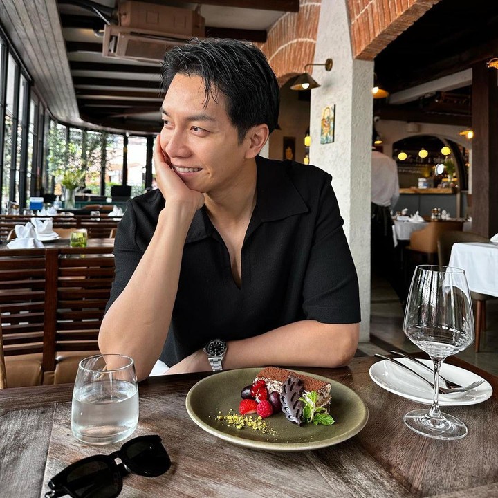 <p>Sebelumnya, pasangan ini mengumumkan hubungan mereka untuk pertama kali pada Mei 2021. Kita doakan, semoga rumah tangga mereka langgeng dan bahagia selalu, ya. (Foto: Instagram @leeseunggi.official)</p>