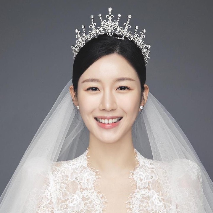 <p>Pasangan ini menikah pada 7 April 2023. Sebelum menggelar pernikahan, Lee Seung Gi sempat mengumumkan rencana tersebut melalui surat yang diunggah di akun Instagram.(Foto: Instagram @9ato_ent)<br /><br /><br /></p>