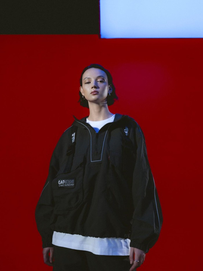 Tersedia pula Anorak dengan potongan sedikit cropped dan siluet boxy. Anorak juga fungsional dengan kantung, pipping rona perak, serta dihiasi aksen tali dan gambar grafis GAT-X105 Gundam Strike./ Foto: Courtesy of Levi's