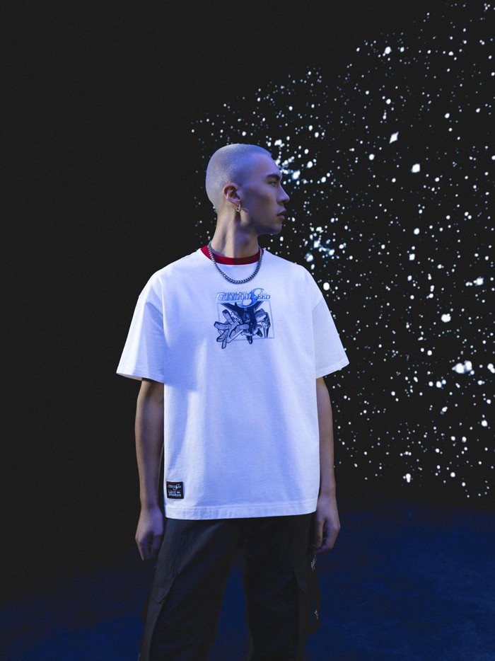 Outfit nuansa streetwear lain yang ditawarkan terentang dari jaket denim, hoodie, t-shirt, hingga aksesori fungsional di mana gambar grafis Gundam Strike dijumpai dalam rupa cetakan atau bordiran. Koleksi Levi's x Gundam SEED tersedia di outlet Original Levi's Store dan online store resmi mereka. / Foto: Courtesy of Levi's