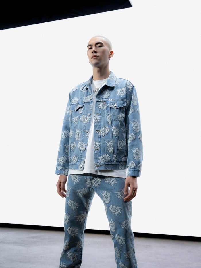 Jeans Levi’s 501 semakin menarik dengan cetakan Strike Gundam, jacron backpatch biru, serta co-branded patch pada material denim indigo dengan finishing light stonewash. Celana Levi’s x Gundam SEED ‘93 501 ini tepat dipadukan dengan Relaxed Trucker./ Foto: Courtesy of Levi's