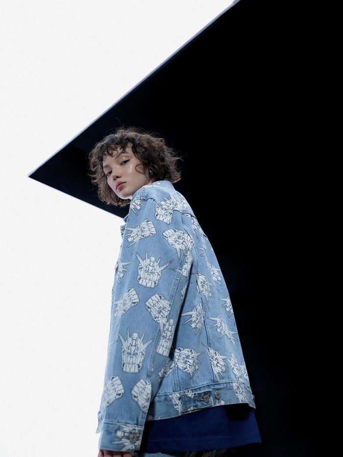 Koleksi Levi’s yang menampilkan Gundam universe resmi dirilis. Bak science-fiction, desain imajinatif nan futuristik ala Gundam tapi tetap fungsional diterapkan pada sejumlah koleksi ikonis Levi’s./ Foto: Courtesy of Levi's