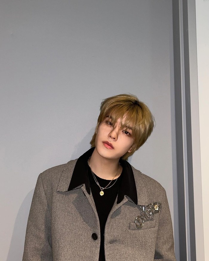 Meskipun warna rambut pirang atau platinum telah ramai sejak lama, namun tren KPop kini beralih ke warna yang lebih hangat seperti gaya rambut Seungmin. Ia menampilkan warna emas yang hangat dan terlihat memesona!/ Foto: Instagram/miniverse.__