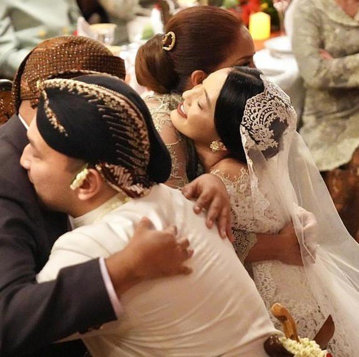 <p>Soraya mengungkapkan rasa syukurnya karena Nadia telah menemukan pasangan hidup yang tepat untuk hidupnya. "Beruntung lah jika memiliki pasangan yang akan bertumbuh bersama, saling mendukung dan menginspirasi satu sama lain. Dan saatnya mama papa melepaskan kalian dengan hati lapang," pungkasnya. (Foto: Instagram@sorayahaque)</p>