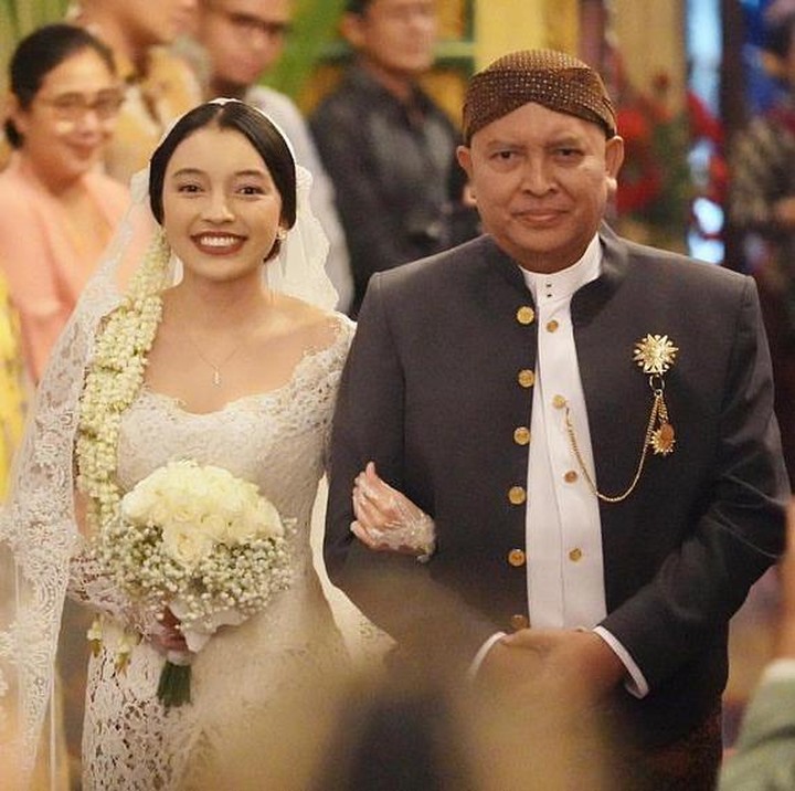 <p>Lewat beberapa potret pernikahan putrinya yang diunggahnya, ia menyelipkan pesan menyentuh untuk Nadia dan menantunya. "Perjalanan dua manusia memasuki satu fase baru dalam hidupnya, tidak hanya melibatkan dua orang, tapi juga dua keluarga, khususnya dua pasang orang tua yang harus bersiap melepas anak-anaknya untuk menjalani hidup sendiri, menjadi tiang bagi rumah tangganya sendiri," tulisnya. (Foto: Instagram@sorayahaque)</p>