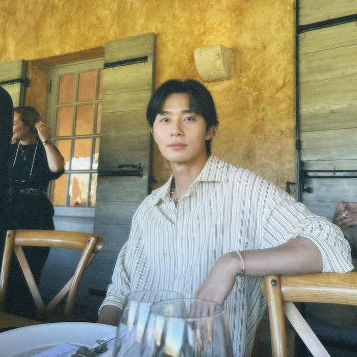 Park Seo Joon dengan 25,9 juta pengikut. Nama Park Seo Joon semakin melejit setelah membintangi 