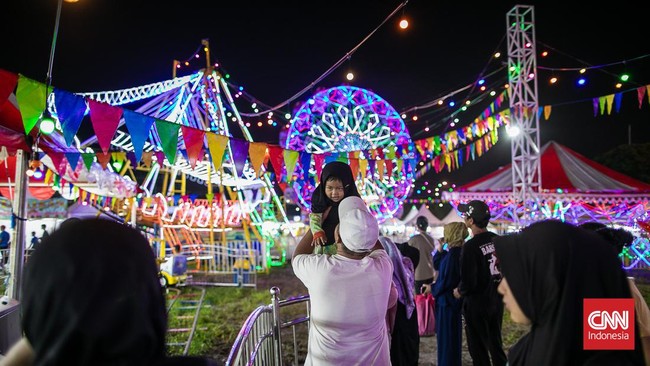FOTO: Hiburan Merakyat di Pasar Malam Tengah Kota