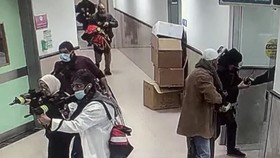 FOTO: Tentara Israel Menyamar Jadi Dokter Serbu RS di Tepi Barat