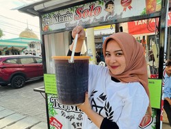 Jualan Es Teh Gerobakan, Wanita Cantik Ini Curi Perhatian