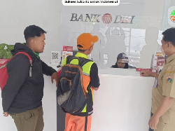 Petugas Kebersihan yang Buang Sampah di Pintu Air Manggarai Didenda
