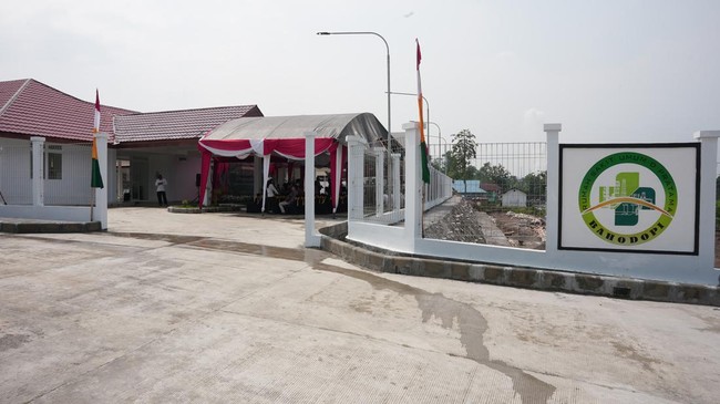 PT IMIP menggandeng masyarakat dalam mengatasi penumpukan sampah di Desa Labota, Kabupaten Morowali yang terjadi sejak 2020.