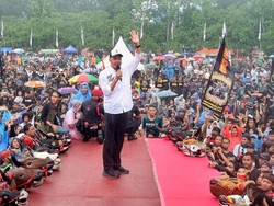 Diguyur Hujan Deras, Ganjar Bakar Semangat Warga Malang