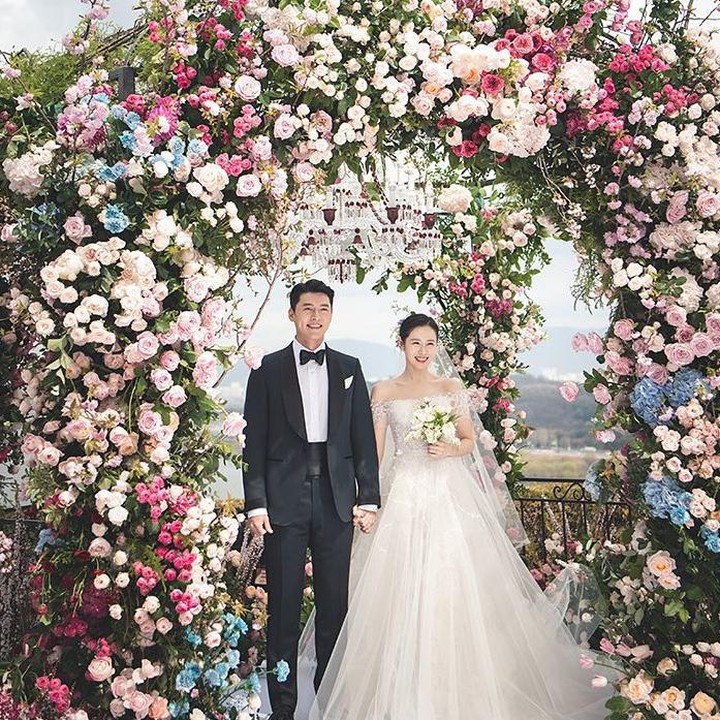<p>Kisah cinta keduanya dalam drama pun tak berakhir sampai di sana. Pada 31 Maret 2022, pasangan ini resmi menikah. (Foto: Instagram @vast.ent)</p><p></p>