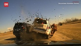 VIDEO: Detik-detik Polantas Oklahoma Lolos dari Tabrakan di Jalan Tol