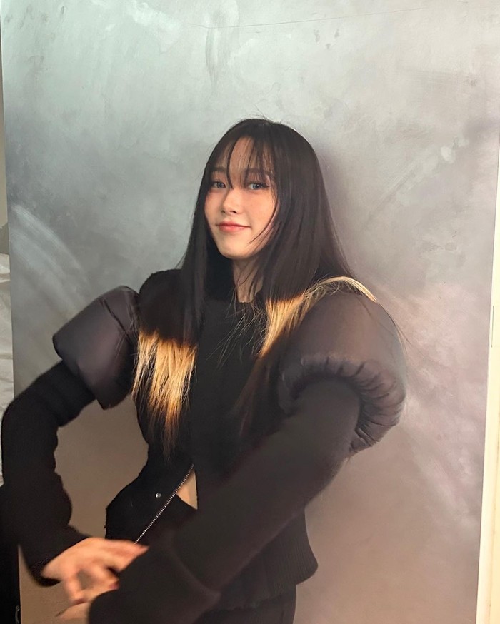 Tren rambut ini sempat ramai di tahun 2010, dan Giselle aespa memberikan sentuhan baru pada tampilannya dengan mewarnai bagian tengah dan membiarkan ujung rambutnya tetap alami./ Foto: Instagram/aerichandesu
