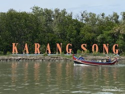 Pantai Karangsong, Pesona Indramayu untuk Weekend Seru
