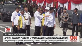 VIDEO: Aparat Amankan Pembawa Spanduk Ganjar Saat Kunjungan Jokowi