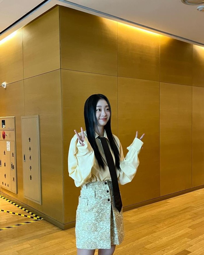 Blouse berbahan sutra juga cocok dipadukan dengan dasi hitam, seperti yang dikenakan Kim Da Mi. Ia berhasil memadukan kedua item dengan sempurna, menciptakan penampilan yang stylish dan sopan yang cocok untuk berbagai kesempatan./ Foto: Elle.co.kr