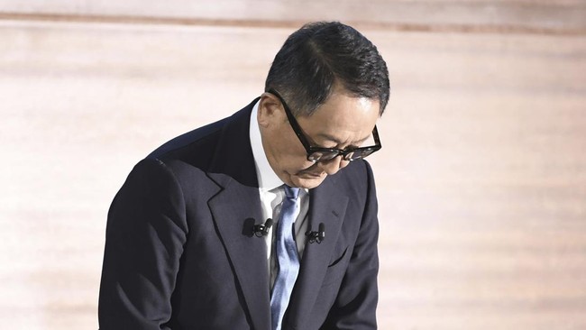 Chairman Toyota Motor Corporation, Akio Toyota muncul dan minta maaf atas skandal yang menimpa Toyota Grup.