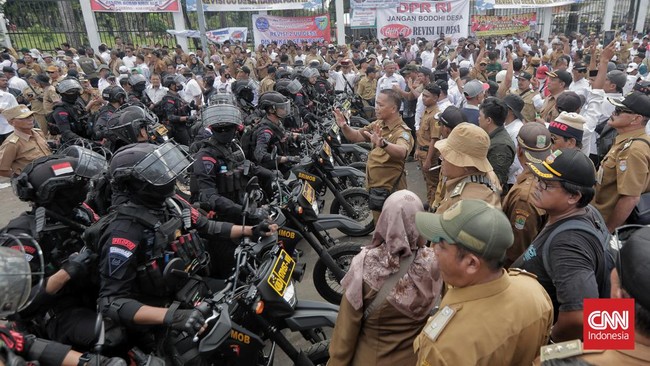 Kabag Ops Ditlantas Polda Metro Jaya AKBP Dermawan Karosekali menyebut arus lalu lintas di depan MPR/DPR yang mengarah ke Slipi telah normal kembali.
