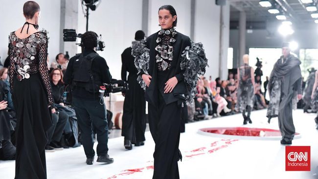 Yuima Nakazato meluncurkan koleksi couture Musim Semi/Musim Panas 2024 miliknya, yang diberi judul 'Utakata', yang berarti fana dalam bahasa Jepang.