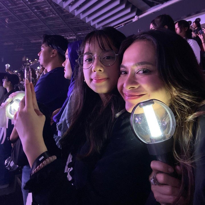 <p>"Pertama kali <em>girls trip</em> nonton konser berduaan sama anak gadis dan <em>happy</em> banget! Enhypen sudah (<em>checklist</em>). <em>Wishlist</em> berikunya pengen nonton konser New Jeans & BTS. Ada yang sama kayak kita?" tulis Ersa pada akun Instagram-nya. (Foto: Instagram: @ersamayori)</p>