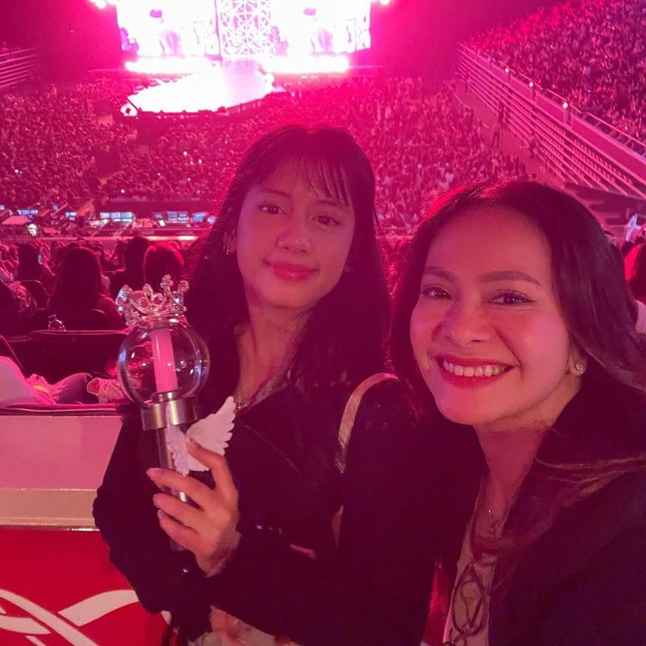 <p>Belum lama ini, Ersa berkesempatan menghabiskan waktu bersama Tallula ke Singapura, Bunda. Selain berlibur, keduanya juga asyik nonton konser ENHYPEN, lho. (Foto: Instagram: @ersamayori)</p>