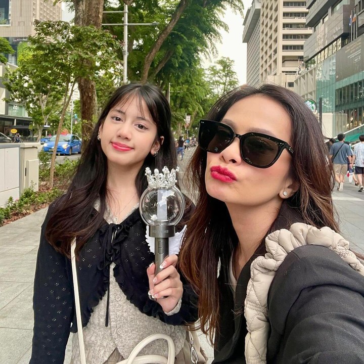 <p>Ersa dan Talulla terlihat cantik mengenakan baju hitam. Sebagai pelengkap, Talulla tidak lupa membawa <em>light stick</em>, nih. (Foto: Instagram: @ersamayori)</p>