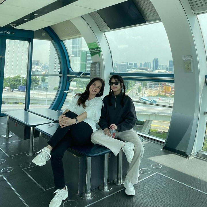 <p>Ersa Mayori menikah dengan Otto Satria Jauhari pada tahun 2003, Bunda. Dari pernikahan ini, keduanya pun dikaruniai dua orang anak perempuan. (Foto: Instagram: @ersamayori)</p>