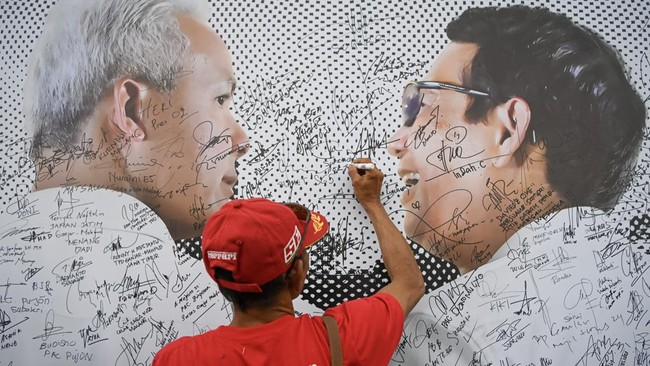 Tim Pemenangan Nasional Ganjar-Mahfud mempertanyakan aturan yang dilanggar warga saat membentangkan spanduk di depan Jokowi sehingga harus diamankan petugas.