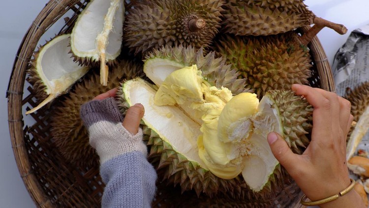 Ibu menyusui makan durian