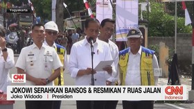 VIDEO: Jokowi Serahkan Bansos & Resmikan 7 Ruas Jalan