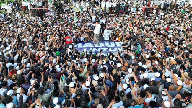 Menurut Cak Imin, selama ini santri banyak gagal mendapatkan beasiswa ini. Oleh karena itu, dia menjanjikan jalur khusus untuk santri menerima beasiswa LPDP