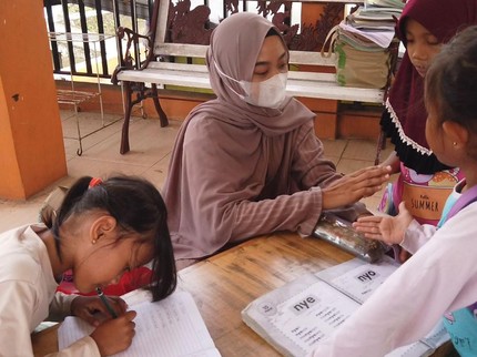 Anak Ojol hingga Tukang Batagor Cari Ilmu di Kampung Buku yang Rawan Longsor