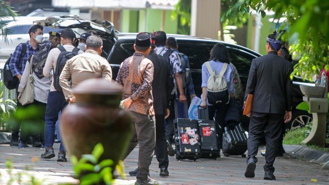 Penyidik Komisi Pemberantasan Korupsi (KPK) melakukan penggeledahan di Dinas Peternakan Provinsi Jawa Timur, Surabaya, Rabu (16/10).