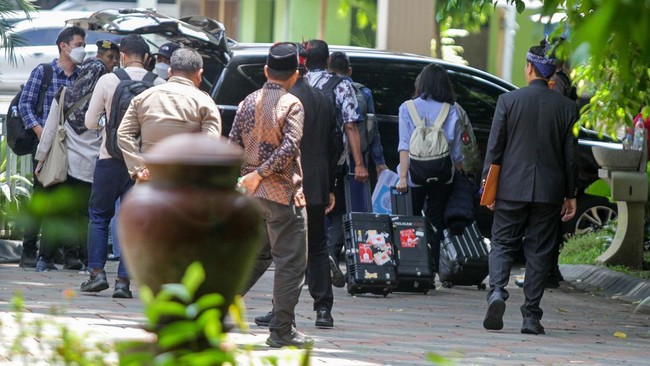 KPK amankan uang asing dan tiga kendaraan roda empat saat penggeledahan sejumlah tempat di Sidoarjo, Jawa Timur.