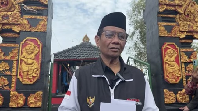 Mahfud mengatakan surat pengunduran dirinya akan diserahkan secepatnya ke Presiden Jokowi setibanya di Jakarta, setidaknya pada Kamis (1/2) esok.