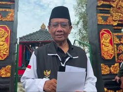 Mahfud Akan Serahkan Langsung Surat Mundur Begitu Jokowi Tiba di Jakarta