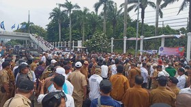Demo APDESI Ricuh, Massa Rusak Tembok DPR Pakai Palu