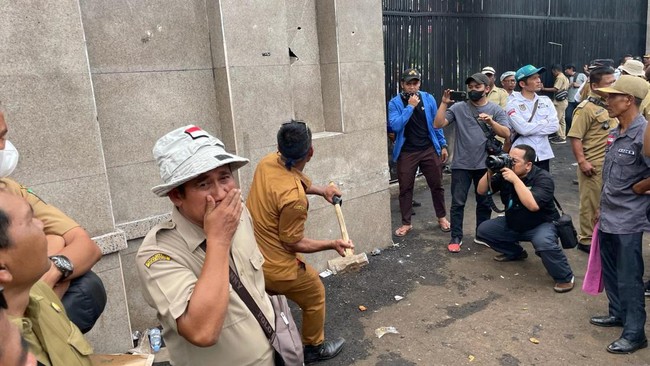 Massa Apdesi yang menggelar demonstrasi di depan Gedung DPR RI, Jakarta Pusat, melempari botol air mineral ke aparat kepolisian.