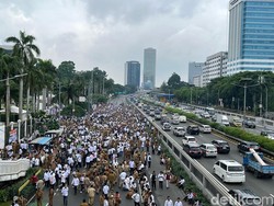 Demo Apdesi di Depan DPR, Arus Lalin Gatsu Arah Slipi Ditutup