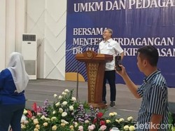 Keseruan Zulhas Main Tebak-tebakan Bareng Pedagang Pasar Kota Pasuruan