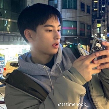 Muncul 4 Detik, Adik Cha Eun Woo Jadi Pusat Perhatian di 'You Quiz On The Block'